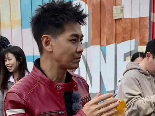 光车祸后颜值依旧帅气俊朗的小伙子九游会网站49岁林志颖活动生图曝(图1)