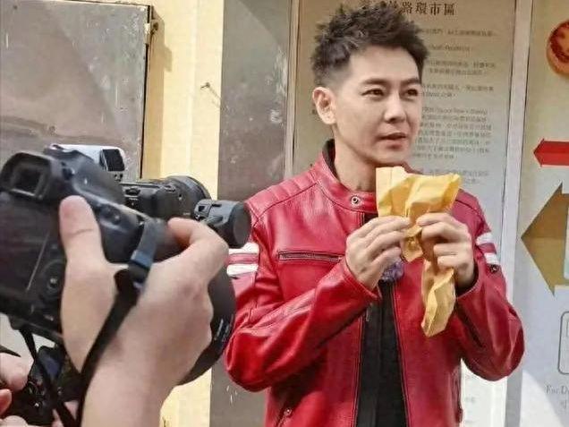 光车祸后颜值依旧帅气俊朗的小伙子九游会网站49岁林志颖活动生图曝(图3)