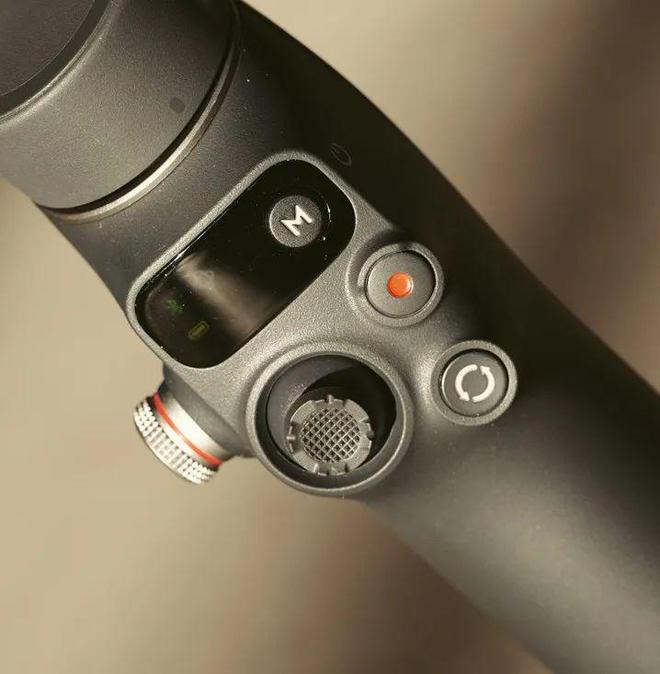 blie 7 Pro稳定器首发初体验！九游会网站549元！大疆OSMO Mo(图7)
